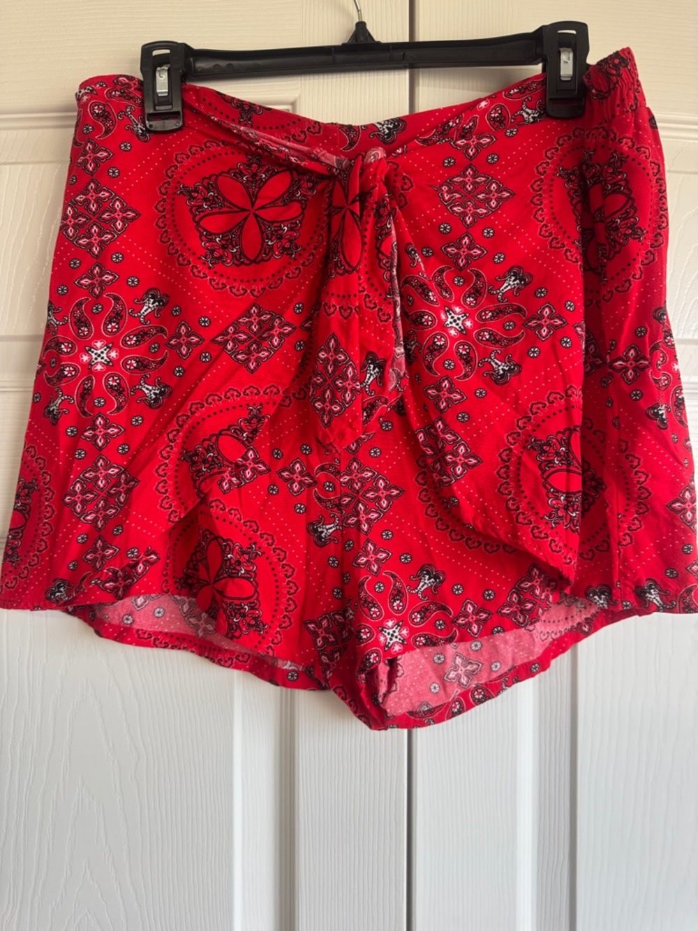 VENUS Red Bandana-Print Shorts with Front Tie